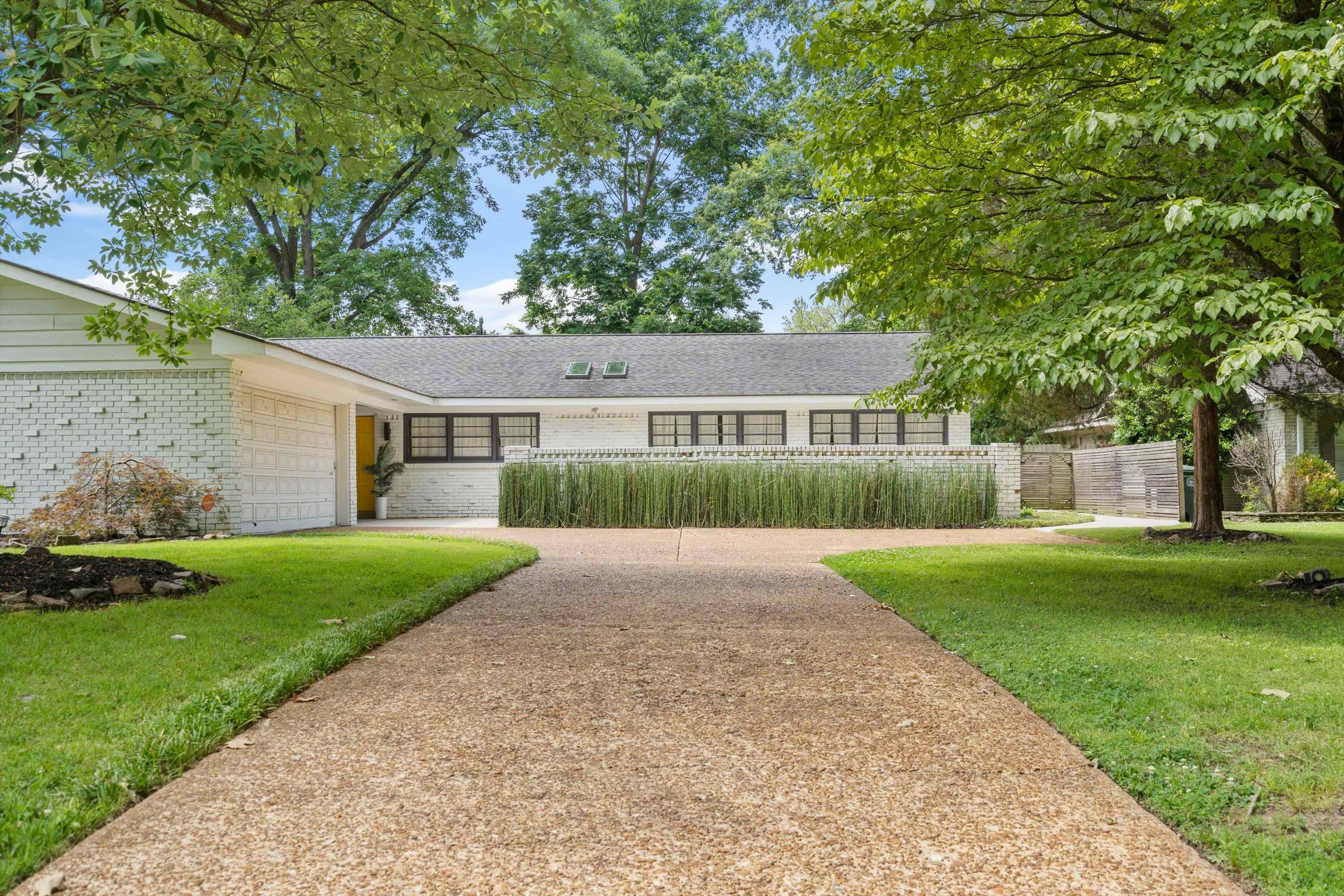 a view of back yard of the house