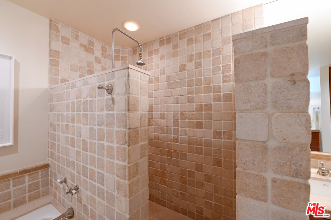 4907 Roma Court Marina del Rey, CA 90292 - Photo 8 of 18 Gallery Image 8