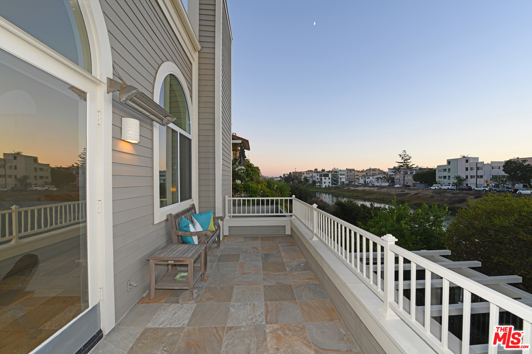 4907 Roma Court Marina del Rey, CA 90292 - Photo 10 of 18 Gallery Image 10