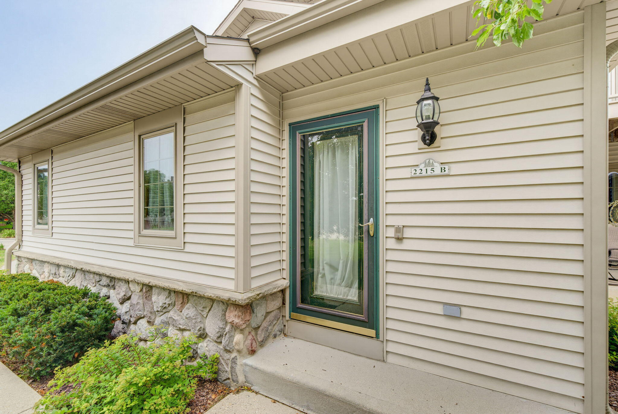 2215 Circle Ridge, Unit B Delafield, WI 53018 - Photo 3 of 33 3-web-or-mls-2215-circle-ridge