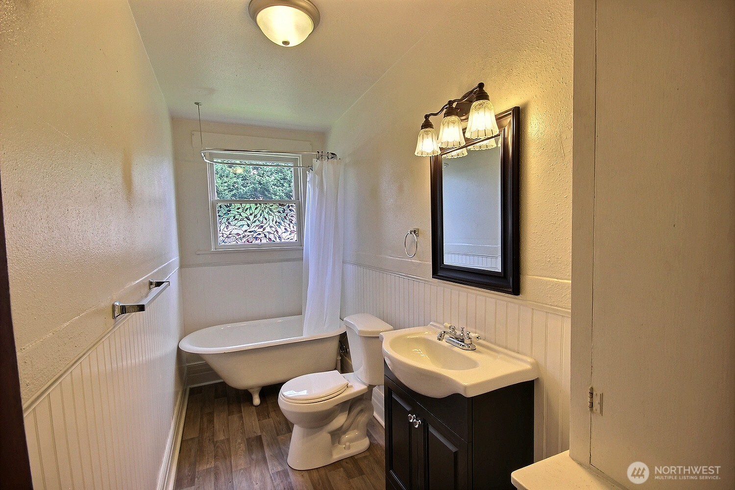 414 Sumner Avenue Sumner, WA 98390 - Photo 4 of 22 a bathroom with a sink toilet vanity and tub