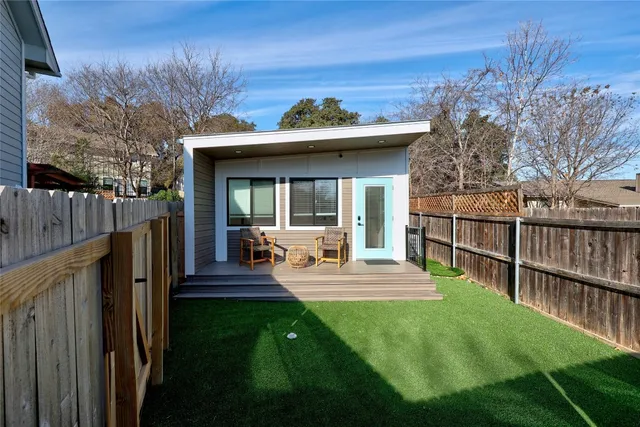 a view of a house with backyard and porch