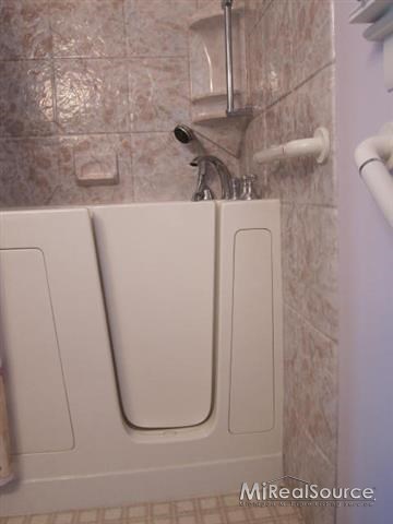 4401 Wall Port Huron, MI 48060 - Photo 16 of 22 31149057-15.JPG