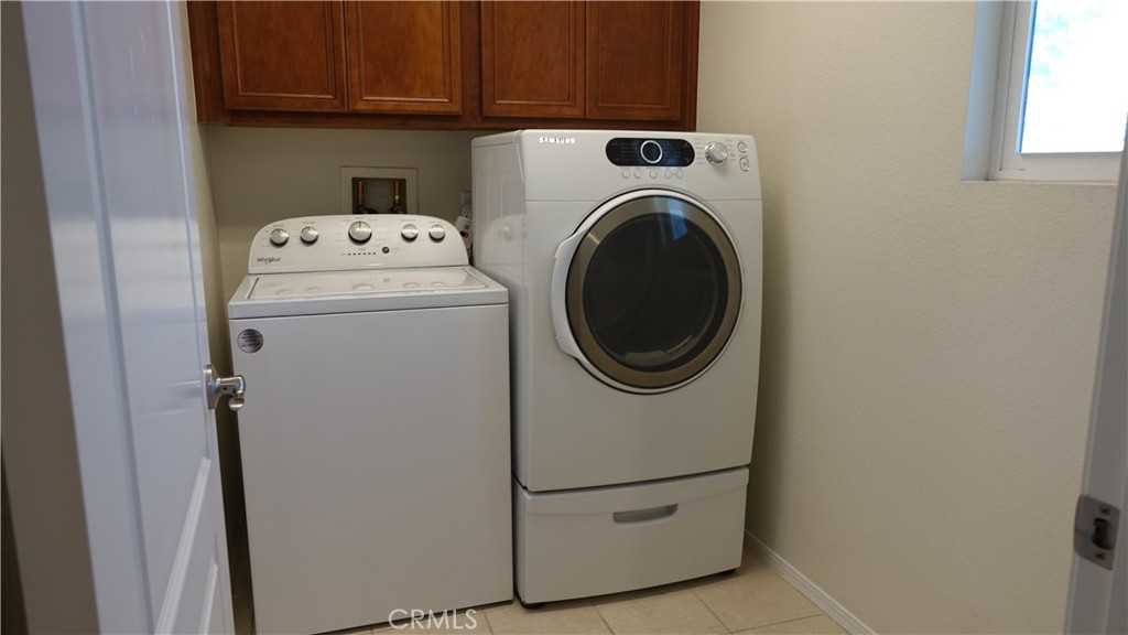 33953 Lily Road Yucaipa, CA 92399 - Photo 13 of 38 a utility room with dryer and washer