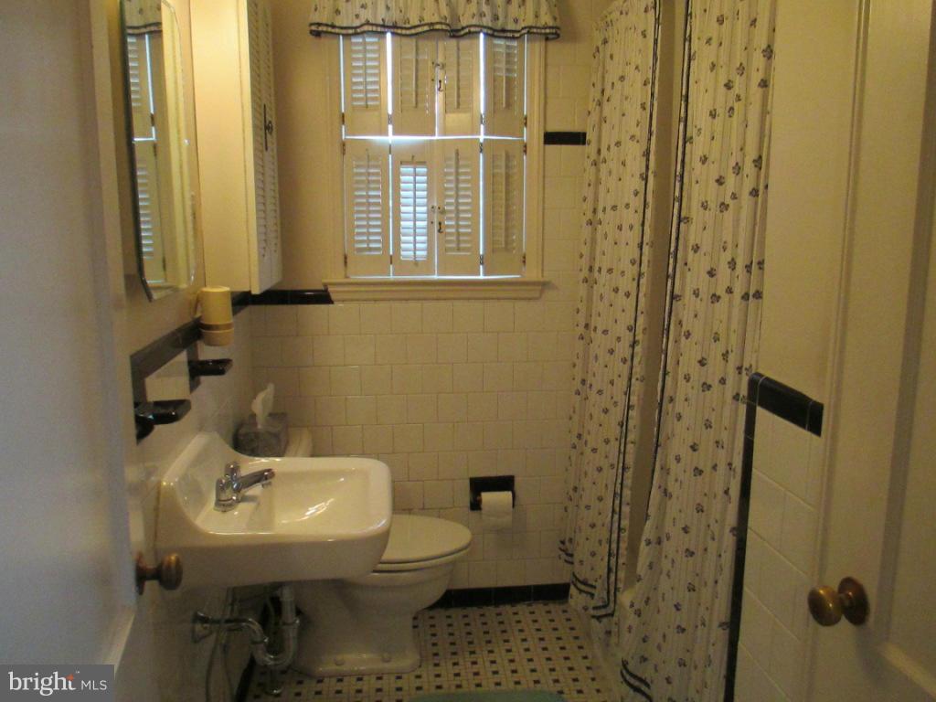 502 Holden Road Towson, MD 21286 - Photo 18 of 29 Hall Bath