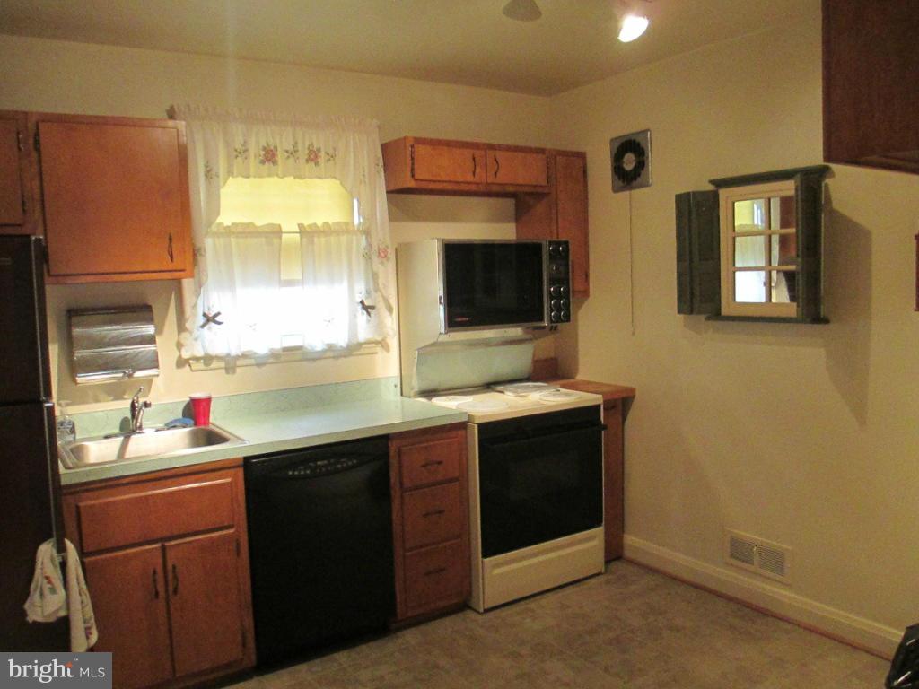 502 Holden Road Towson, MD 21286 - Photo 3 of 29 Kitchen