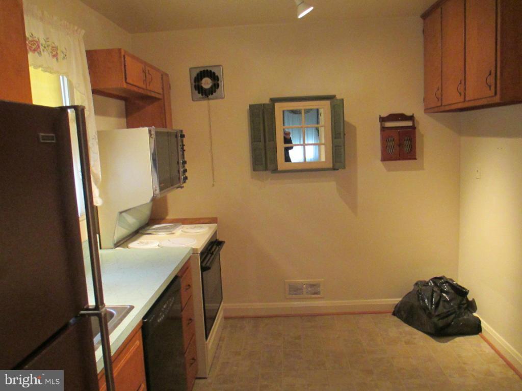 502 Holden Road Towson, MD 21286 - Photo 4 of 29 Kitchen
