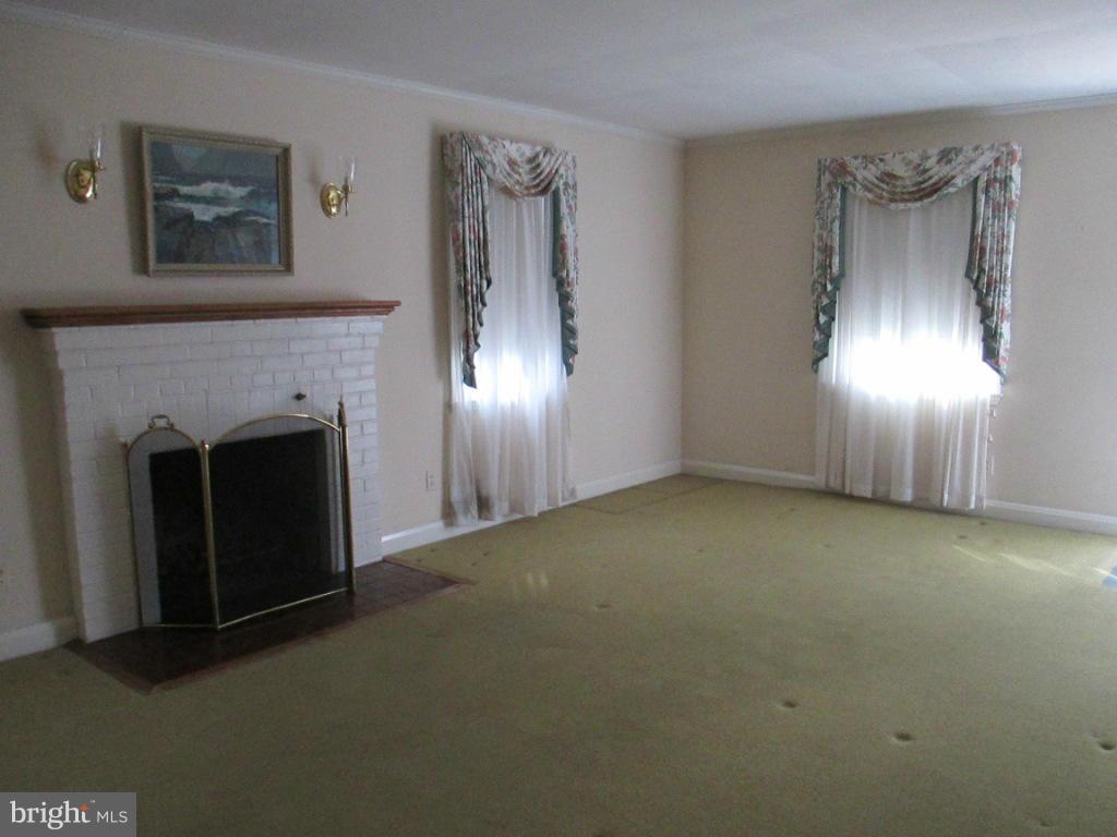 502 Holden Road Towson, MD 21286 - Photo 8 of 29 Living Room