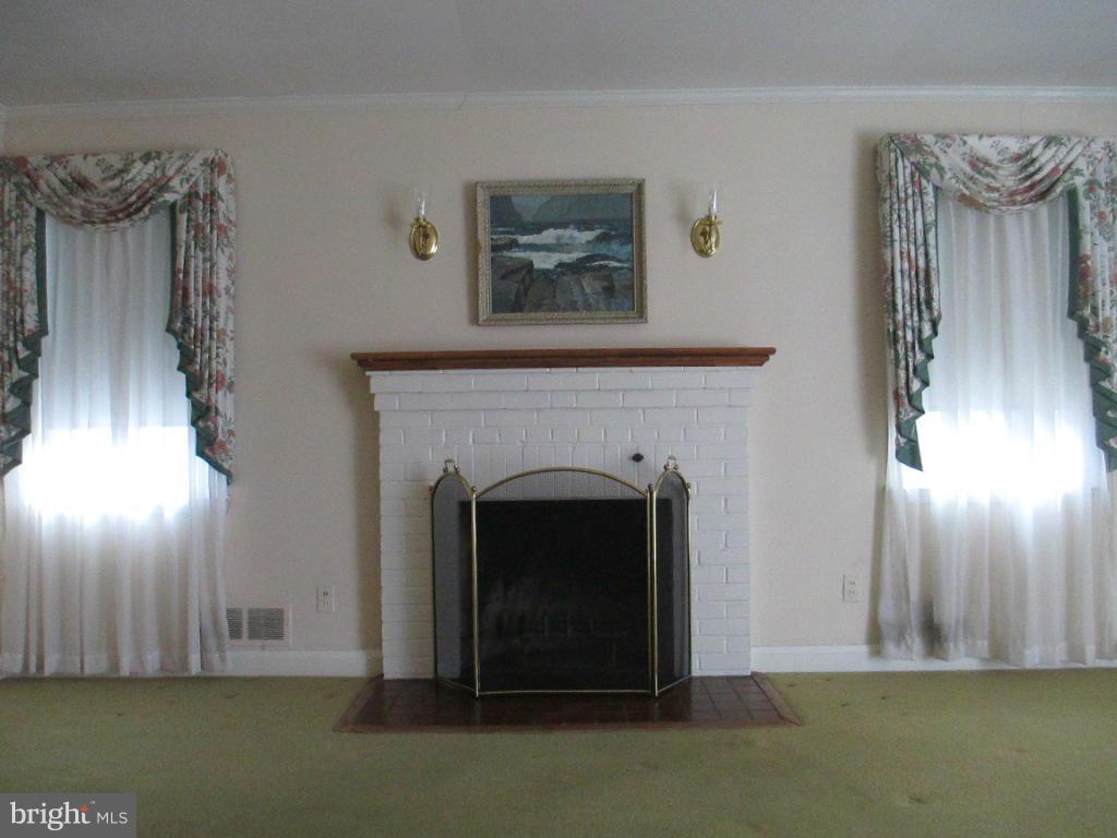 502 Holden Road Towson, MD 21286 - Photo 10 of 29 Living Room