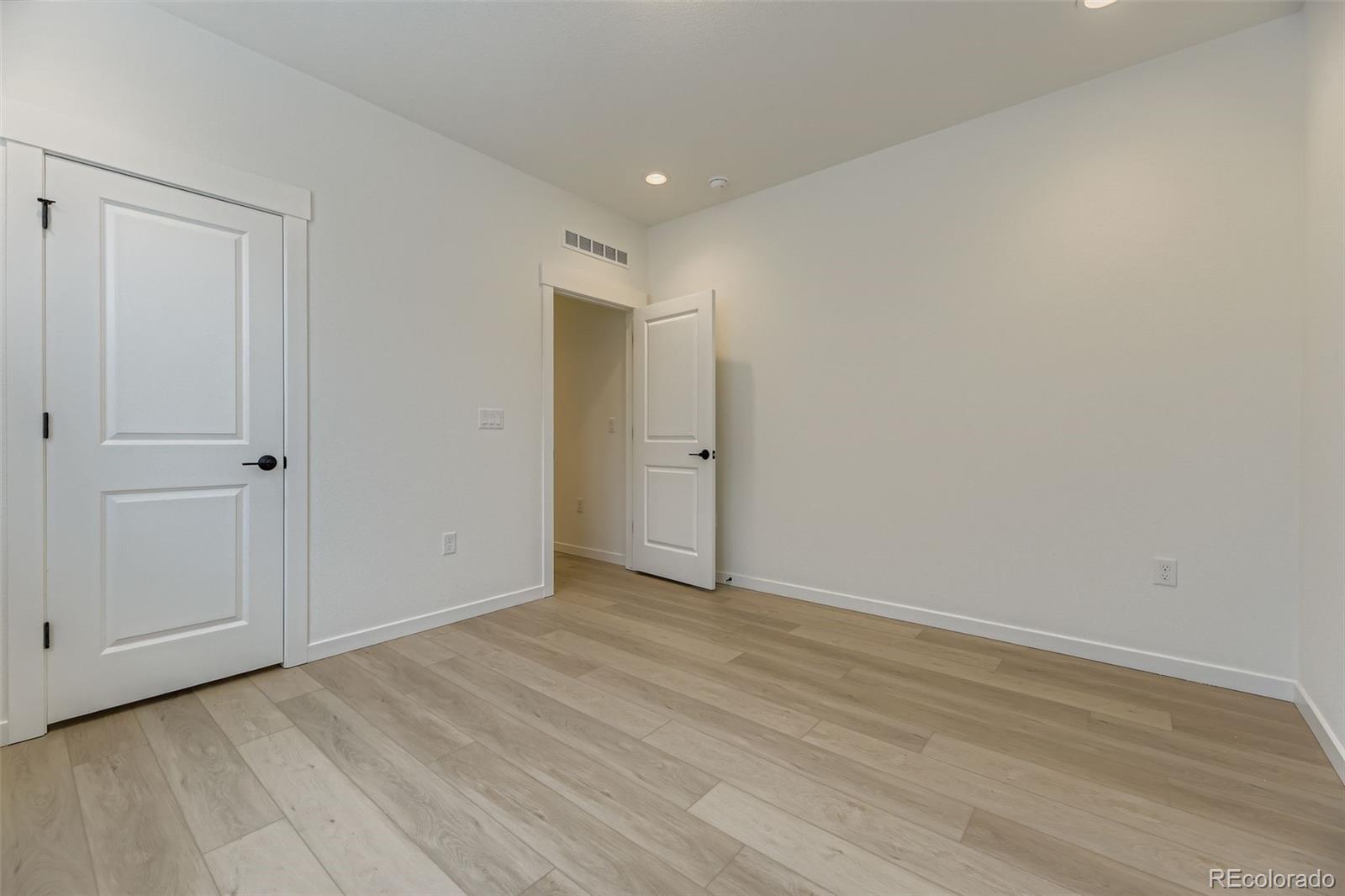 8895 South Riviera Way Aurora, CO 80016 - Photo 18 of 32