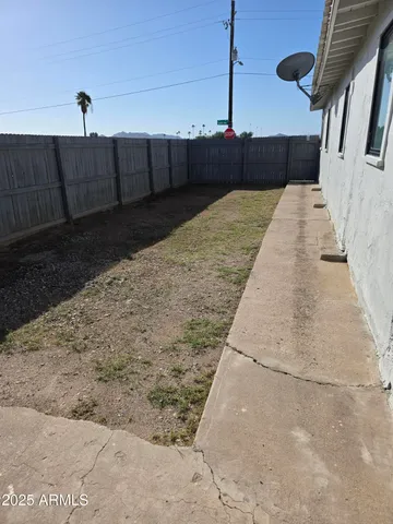 a view of a backyard