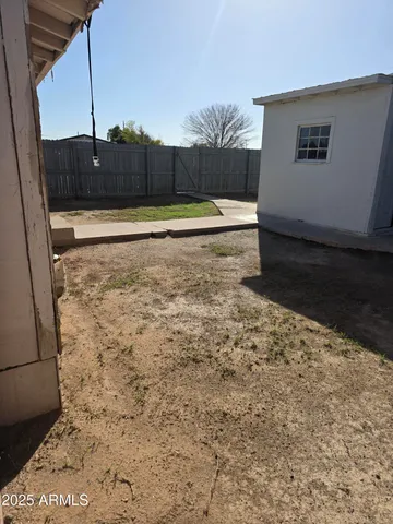 a view of a backyard