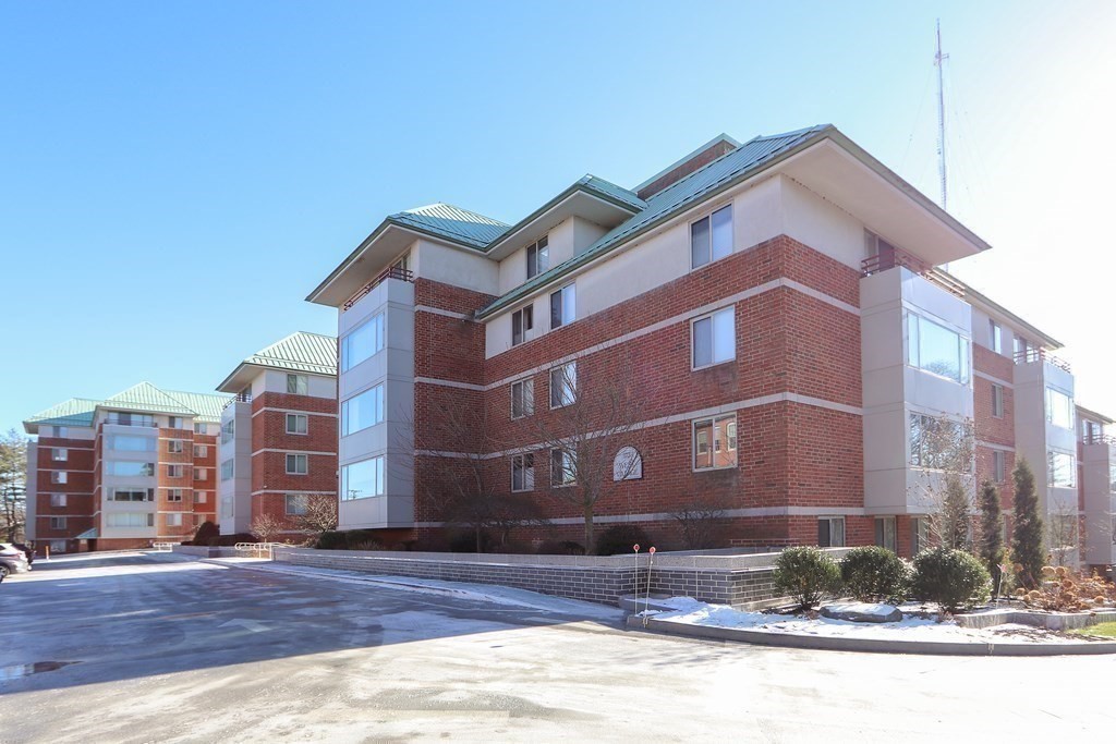 183 Oak Street, Unit 304 Newton, MA 02464 - Photo 3 of 24