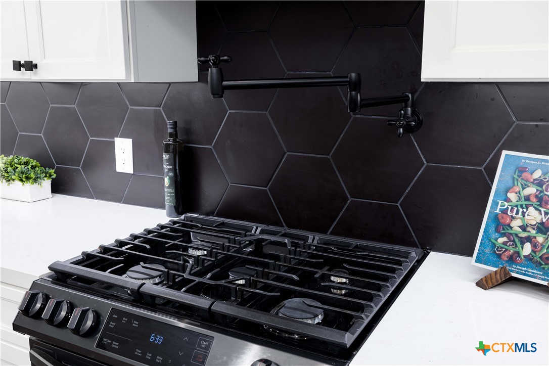 537 Compass Rose Spring Branch, TX 78070 - Photo 8 of 29 a stove top oven sitting inside of a kitchen
