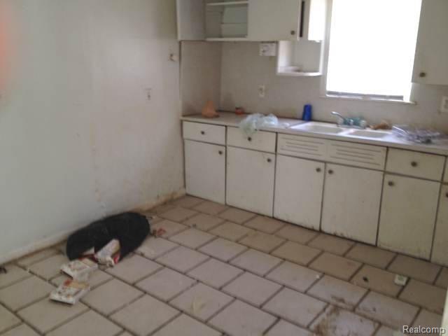 23191 Columbus Avenue Warren, MI 48089 - Photo 3 of 20 IMG_1840.jpg