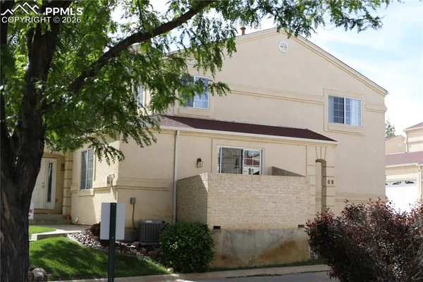 a view of a front of house with a yard