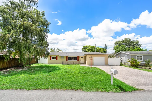 a view of a house with a yard