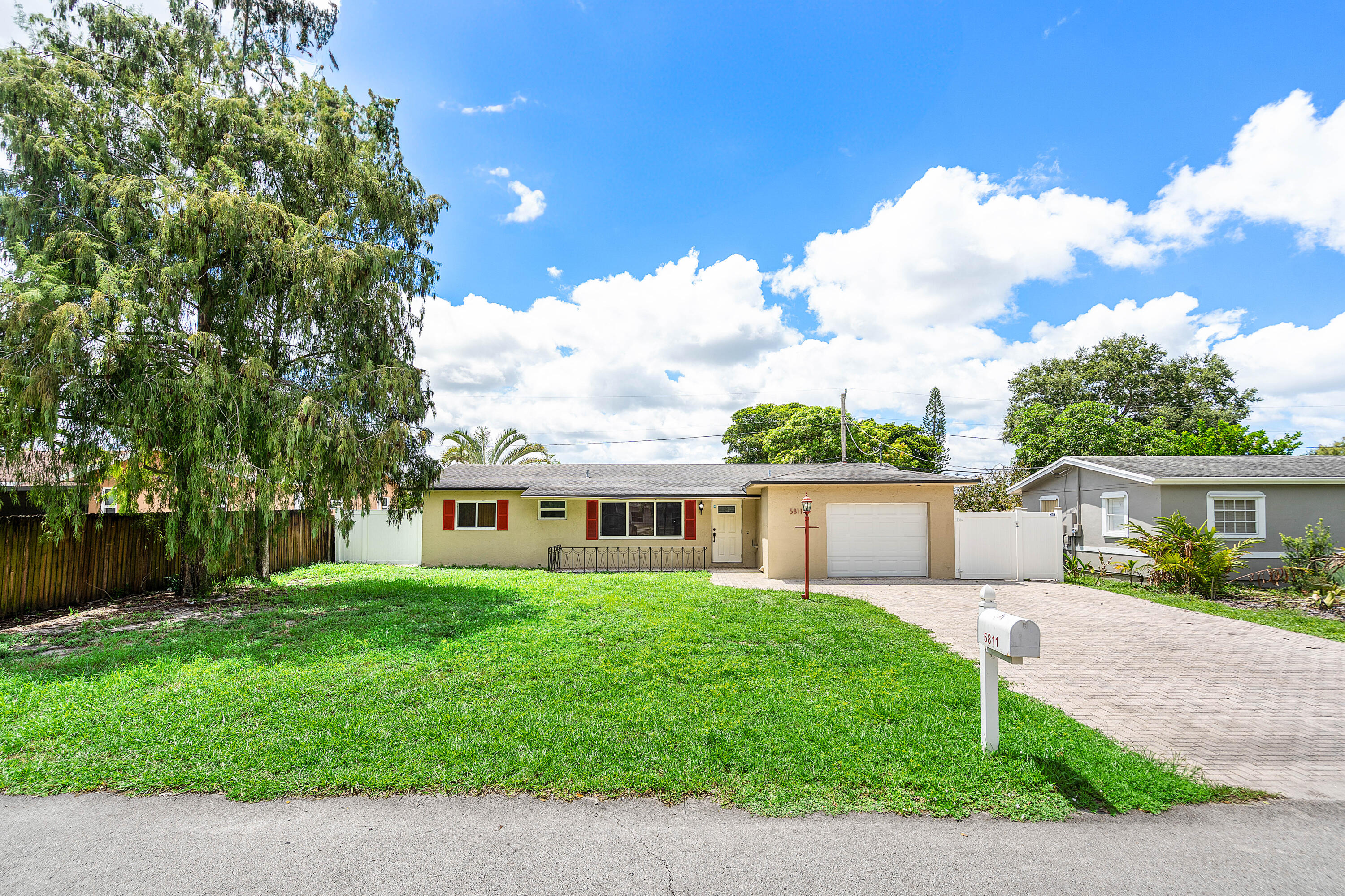 a view of a house with a yard