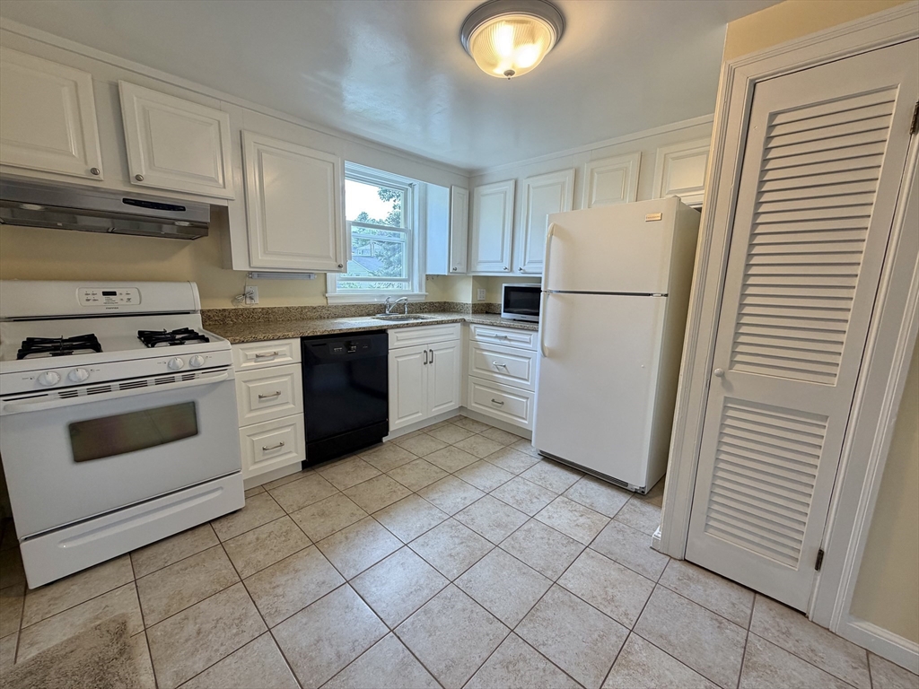 17 Hatfield Road, Unit 17 Newton, MA 02465 - Photo 3 of 42