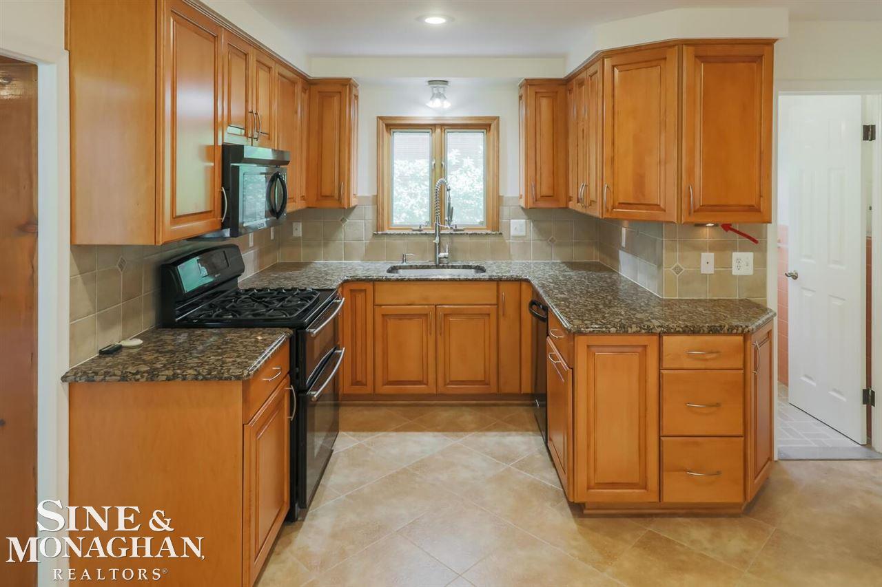 1928 Prestwick Road Grosse Pointe Woods, MI 48236 - Photo 21 of 46