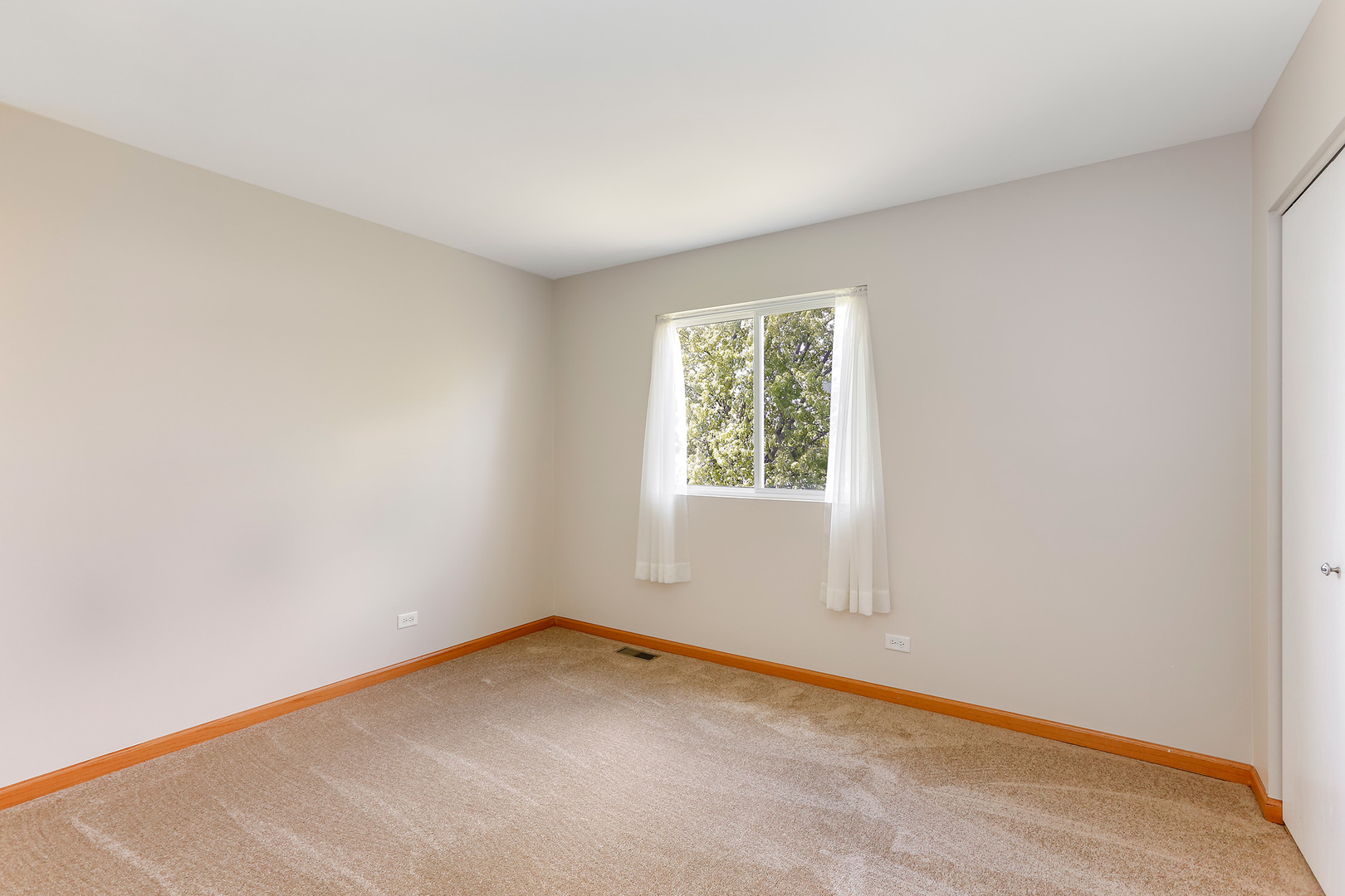 24340 Hemlock Drive Plainfield, IL 60585 - Photo 19 of 33 an empty room with a window