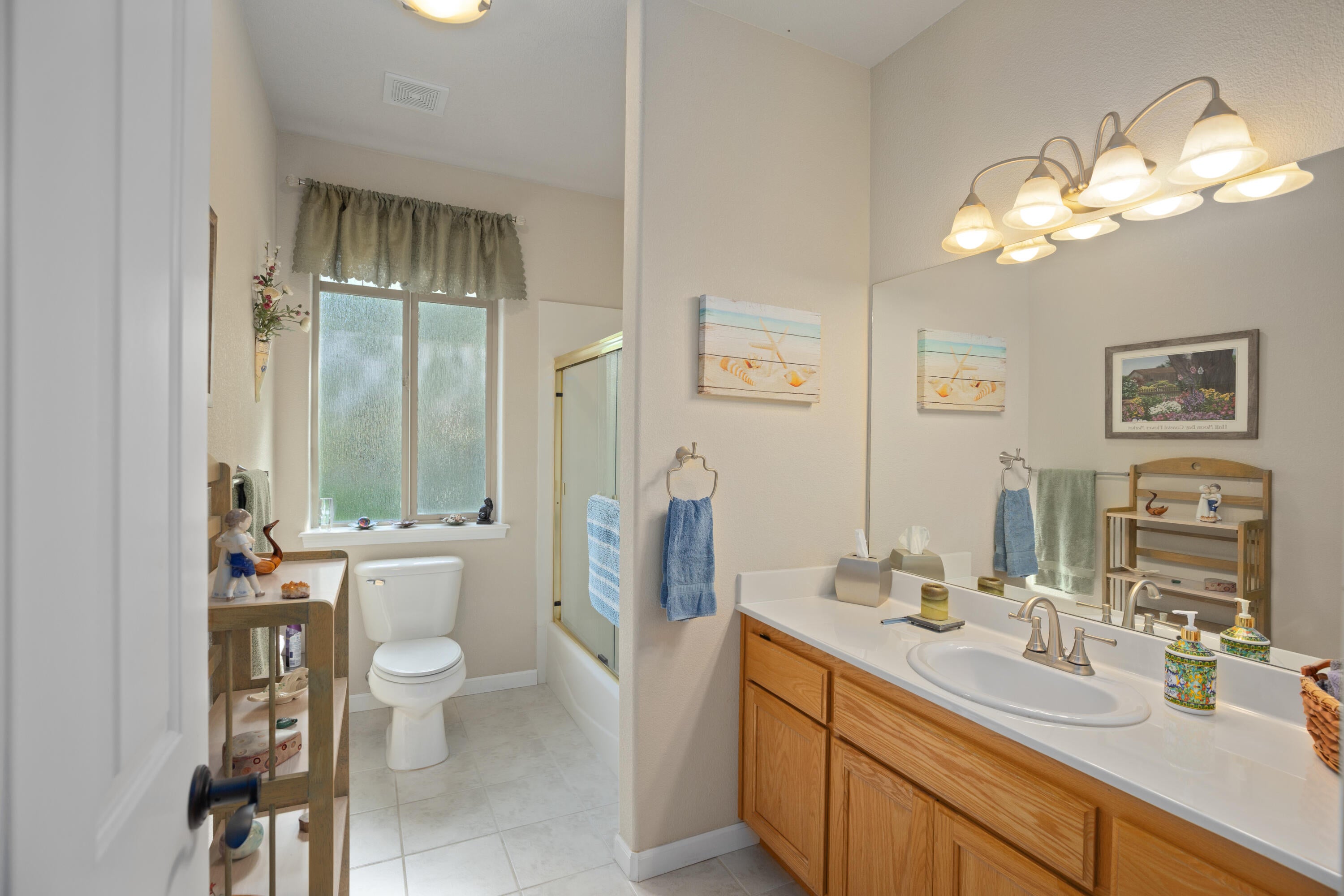 5668 Upper River Road Grants Pass, OR 97526 - Photo 28 of 50 Guest bath convenient to both guest rooms has shower over tub.