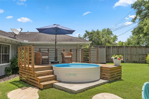 a view of a chair and table in the backyard