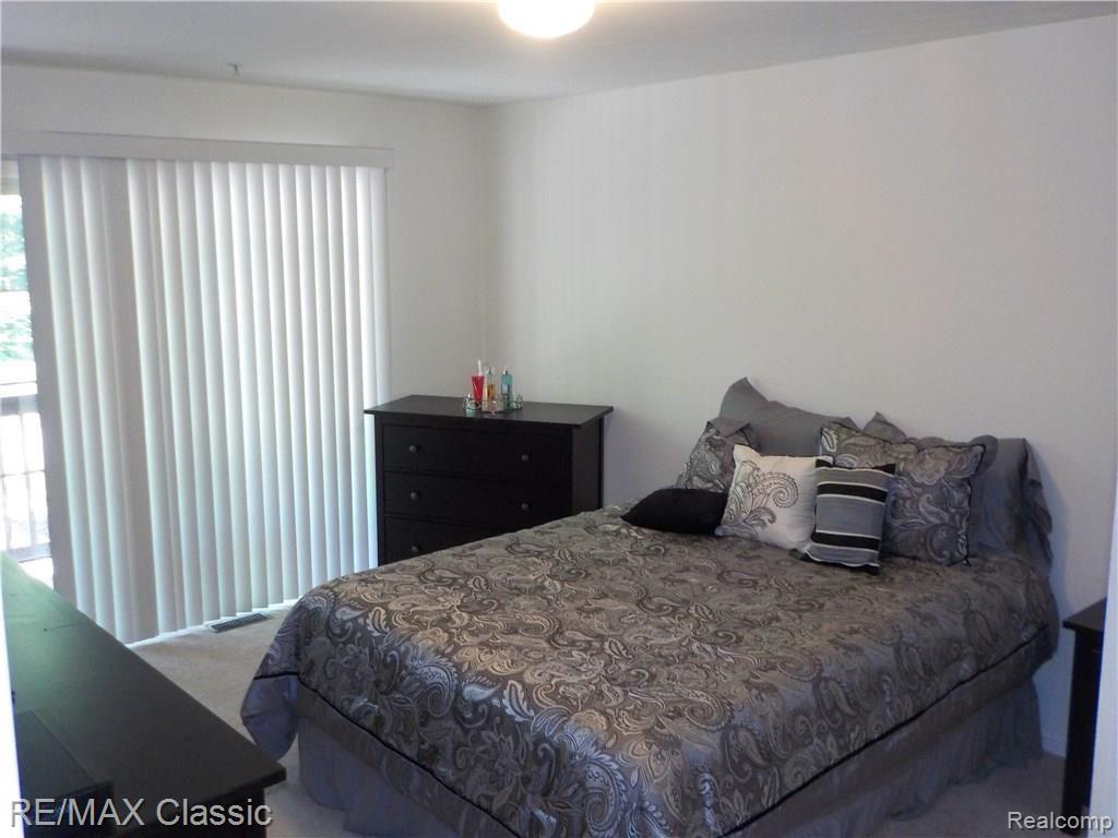 16954 Farmington Road Livonia, MI 48154 - Photo 11 of 15 DSCN2644.JPG