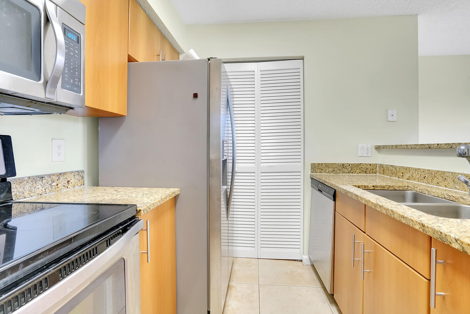 1385 Crystal Way, Unit M Delray Beach, FL 33444 - Photo 14 of 29 Kitchen
