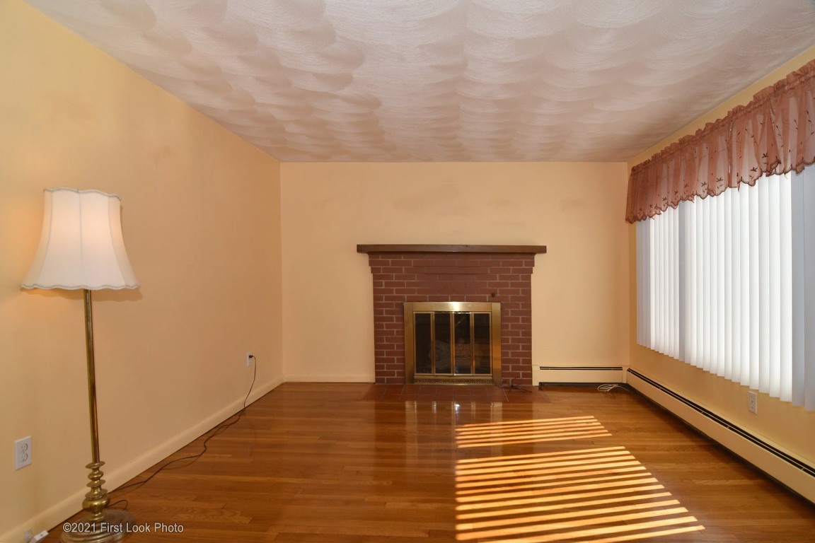 8 Ewing Road North Kingstown, RI 02852 - Photo 3 of 40 Gallery Image 3