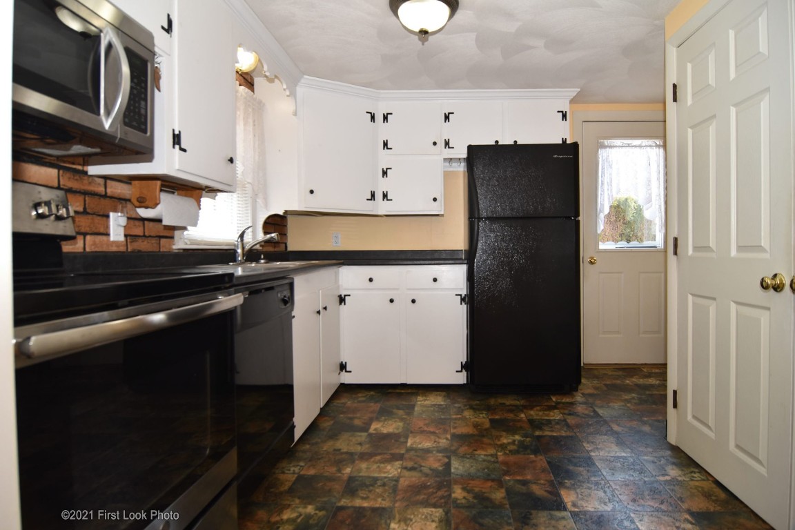 8 Ewing Road North Kingstown, RI 02852 - Photo 6 of 40 Gallery Image 6