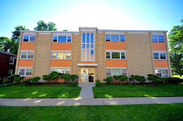 50 West Avenue, Unit 2N Riverside, IL 60546 - Photo 2 of 18 a front view of a house with a garden