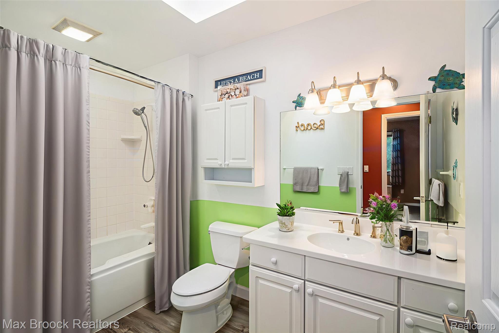 5096 Ridge Trail South Clarkston, MI 48348 - Photo 23 of 31 Main Bath