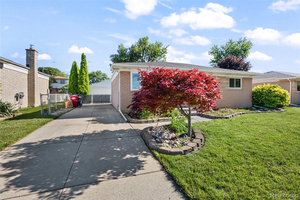 15641 Common Road Roseville, MI 48066 - Photo 3 of 32