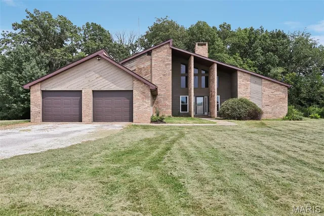 $425,000 | 19414 East Frontage Road, Raymond, IL 62560