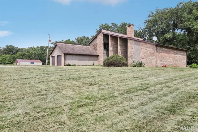 $425,000 | 19414 East Frontage Road, Raymond, IL 62560