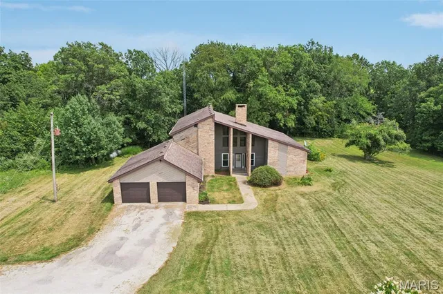 $425,000 | 19414 East Frontage Road, Raymond, IL 62560