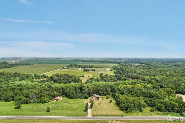 $425,000 | 19414 East Frontage Road, Raymond, IL 62560