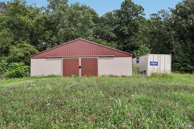 $425,000 | 19414 East Frontage Road, Raymond, IL 62560