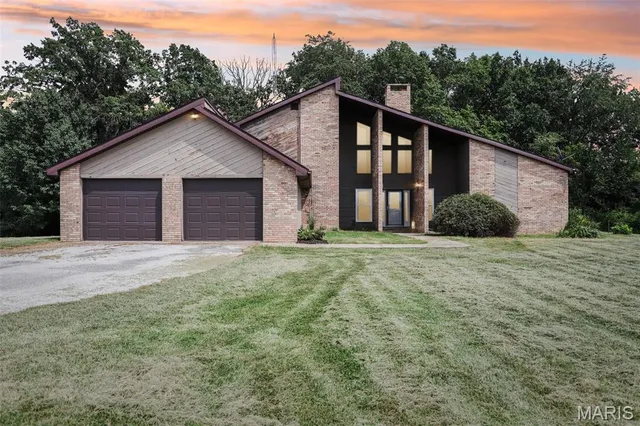 $425,000 | 19414 East Frontage Road, Raymond, IL 62560