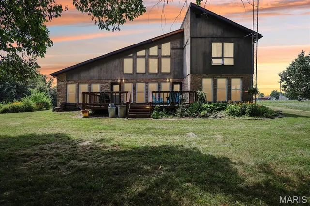 $425,000 | 19414 East Frontage Road, Raymond, IL 62560