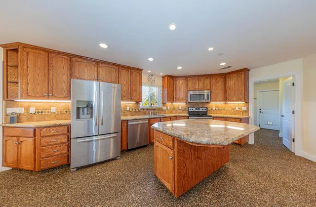 a view of empty room with window