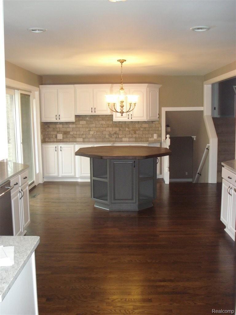 9255 Allen Road Clarkston, MI 48348 - Photo 9 of 25 Kitchen Island