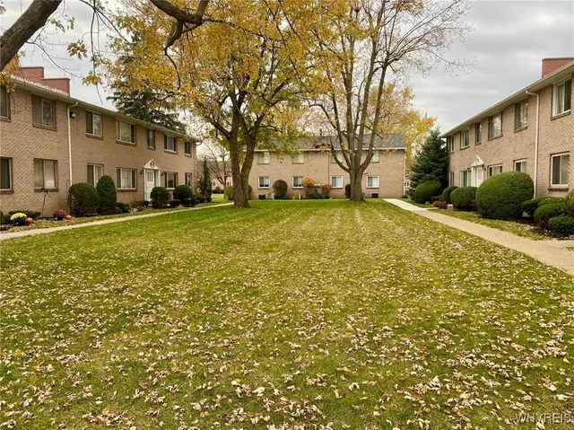 $163,900 | 105 Old Lyme Drive, Unit 3, Amherst, NY 14221