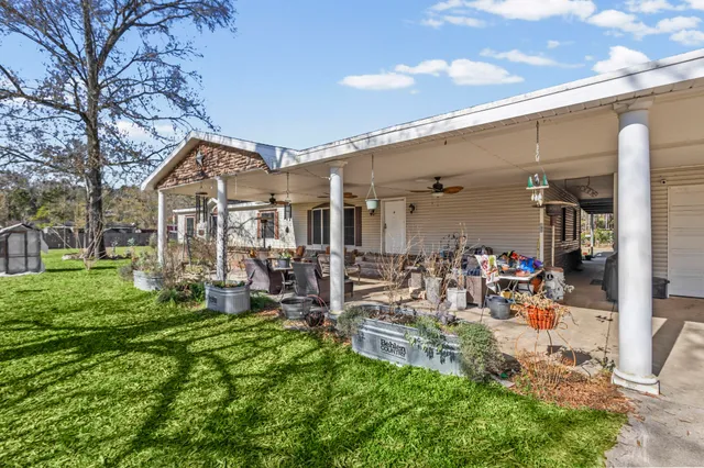 a view of entryway with outdoor seating
