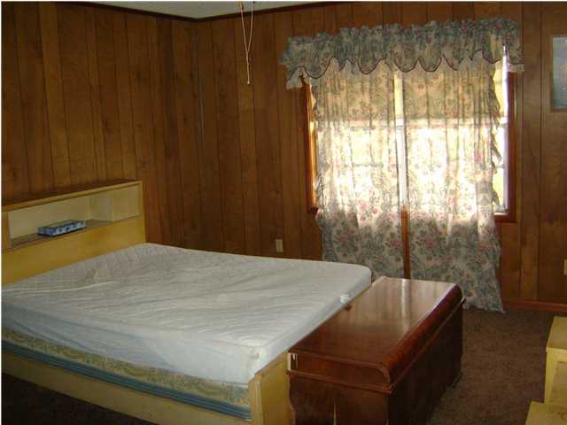 545 Richardson Road DeFuniak Springs, FL 32433 - Photo 14 of 22 a room with a bed and a window