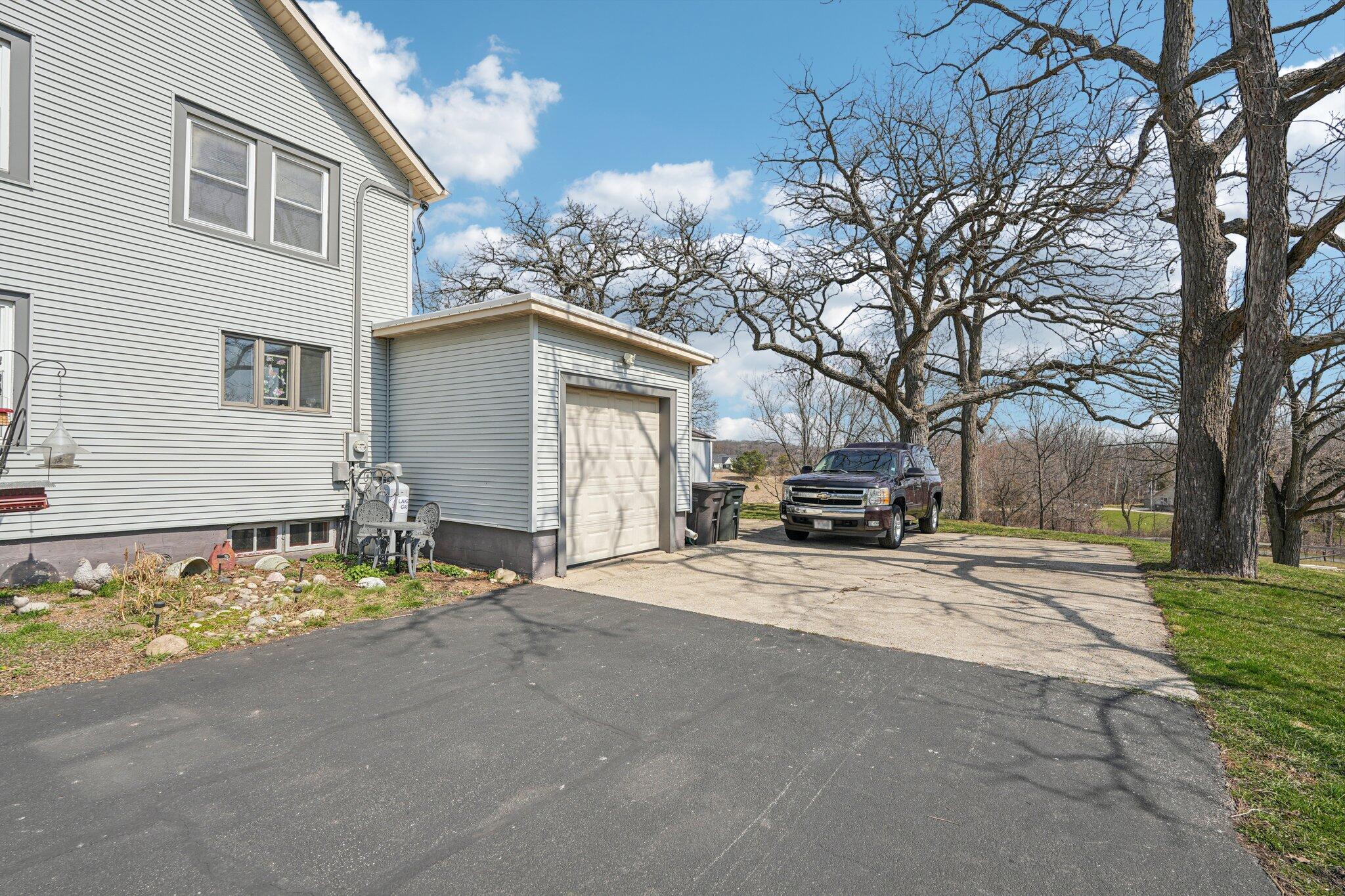 S102-w33389 County Road East Mukwonago, WI 53149 - Photo 4 of 49 4