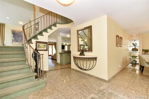 $1,699,998 | 3 Joy Drive, Manhasset Hills, NY 11040