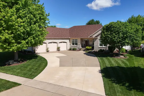 $899,900 | 920 Rustic View Court, Eldridge, IA 52748