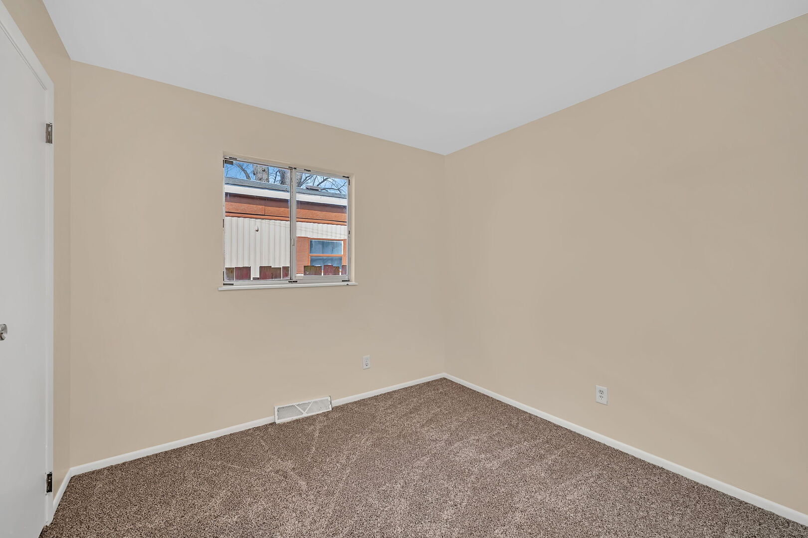 816 2nd Avenue Morris, IL 60450 - Photo 20 of 31 an empty room with a window